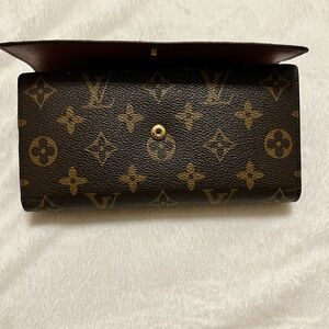 LV style /Unbranded wallet/ button closure/ zip wallet inside